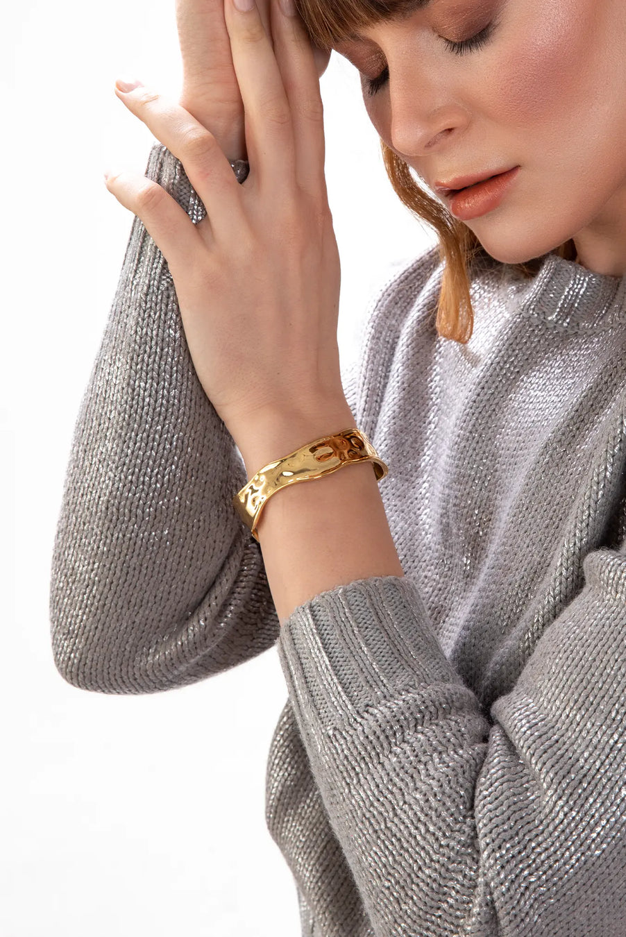 SOLCH ELOQUENCE Vintage & Classic. Crookedly folded cuff with a textured finish