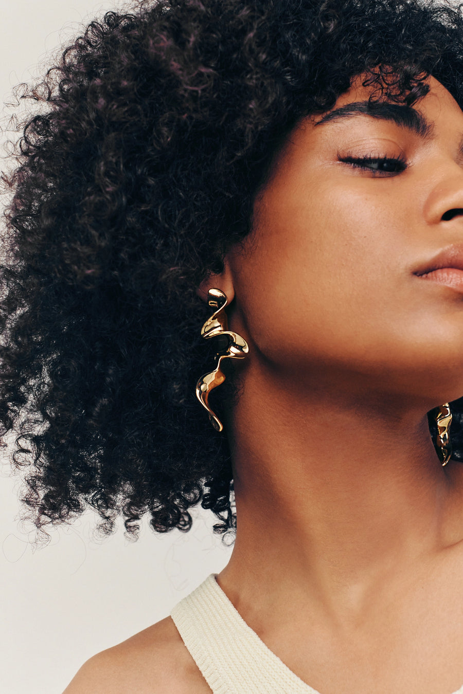 SIERRA DROPS. Drop earrings featuring a ruffled ribbon design, 18K gold vermeil, handmade, hypoallergenic, water-resistant